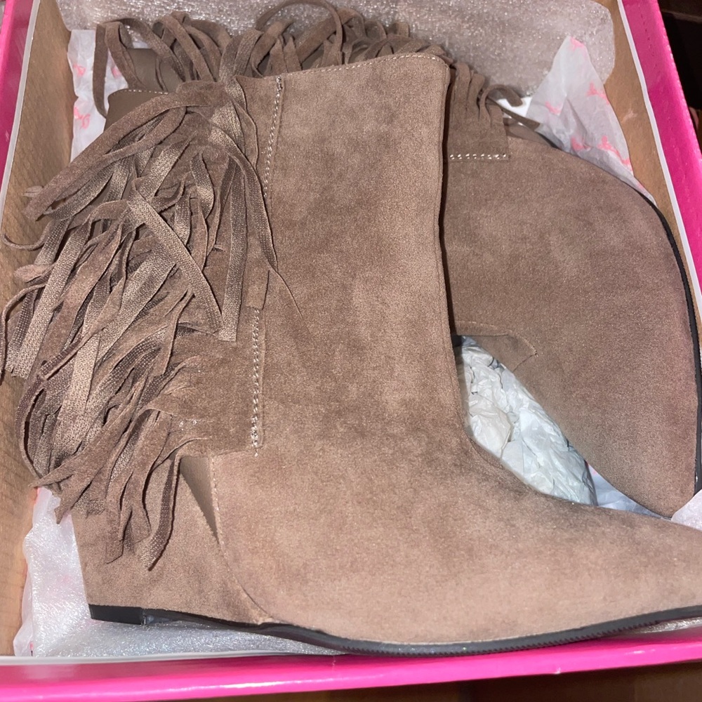 Boots from Qupid. Only worn once. No bad smell. Looks exactly as in picture